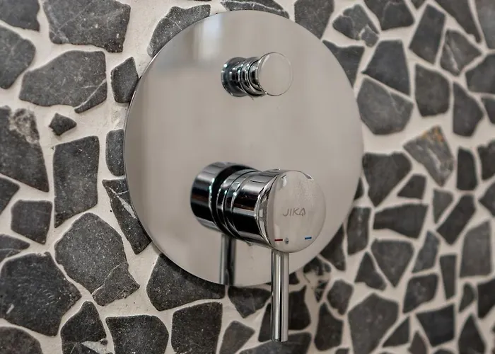 Modern 2br Gem In Center Apartment *