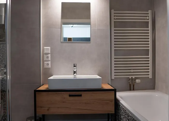 Modern 2br Gem In Center Apartment *