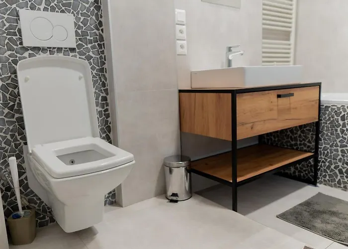 Modern 2br Gem In Center